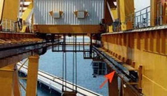 Energieketten von igus in Edelstahleinhausung