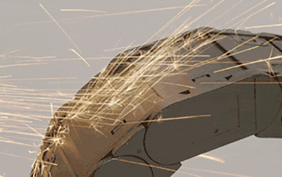 Energiekette im Einsatz bei extremen Temperaturen und heißen Spänen