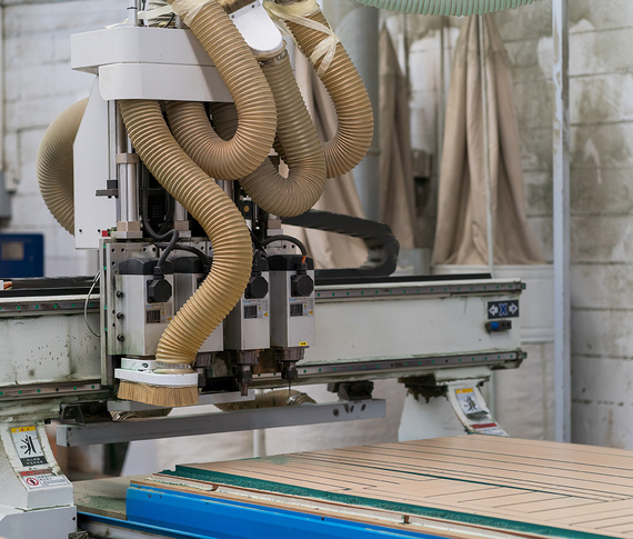 Absaugschlauch an Holzbearbeitungsmaschine