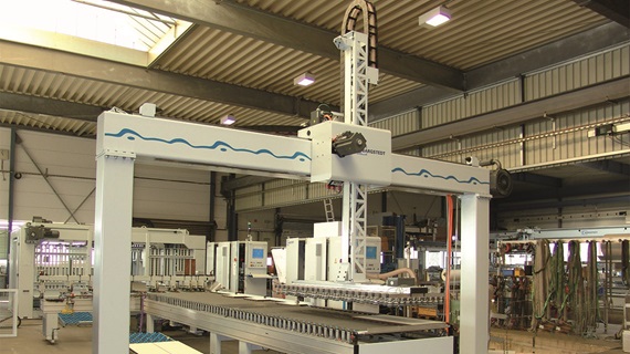 Beschick- und Abstapelanlage mit Energieketten