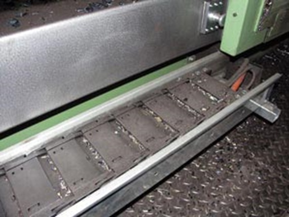 Energierohr in Führungsrinne