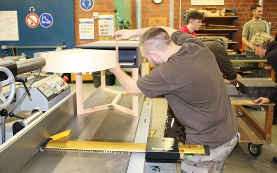 Tischler montieren drylin® Linearführungen von igus