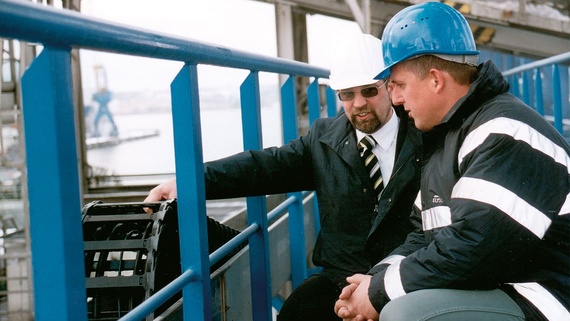 Schiffsbelader in Aktion mit igus® Energiekette Serie 5050 komplett konfektioniert