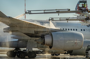 Flugzeug und Enteisungsfahrzeug