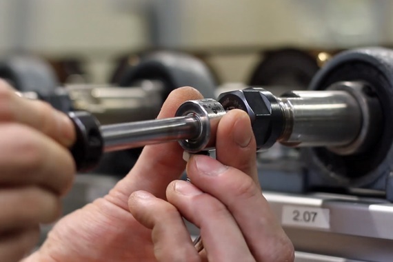 Hände befestigen Gleitlager in Teststand