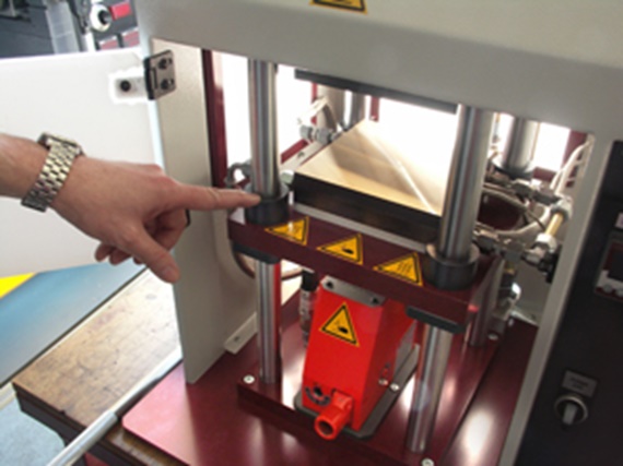 Edelstahlwelle mit Flansch- und Polymergleitfolie an der Laborpresse