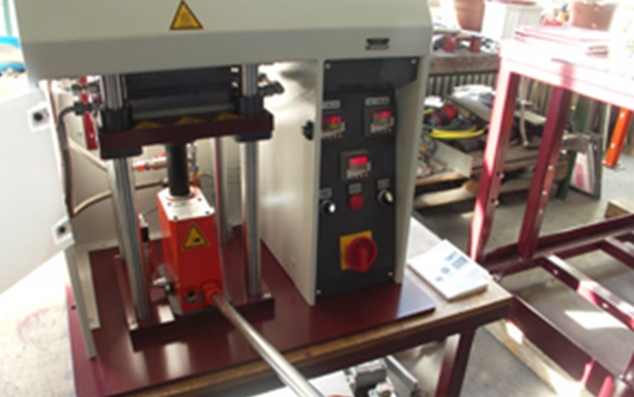 Ansicht auf Laborpressen mit Viersäuleneinheit