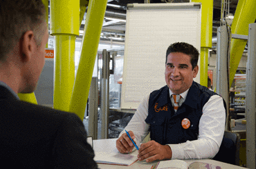 Beratungsgespräch mit igus® Außendienstmitarbeiter