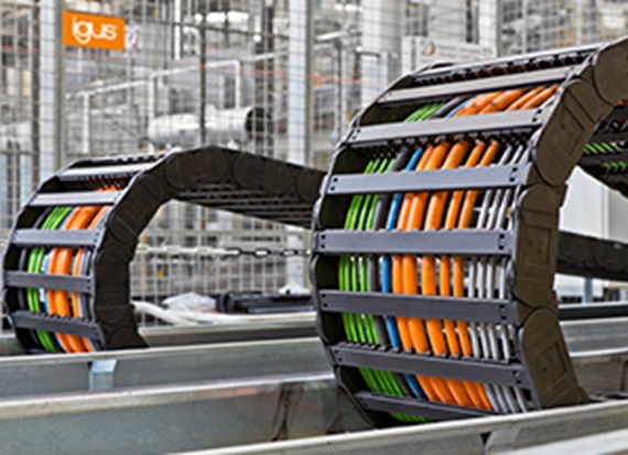 e-ketten mit Leitungen im Testlabor