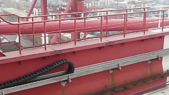 Containerkran mit Energiekette