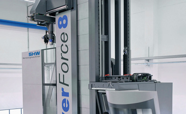 Gewichtssparende Energieketten in Fahrständer-Fräsmaschine